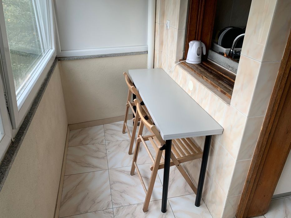 Quarto c/ TV e varanda p/ estudante c/ contrato, ao pé da universidade