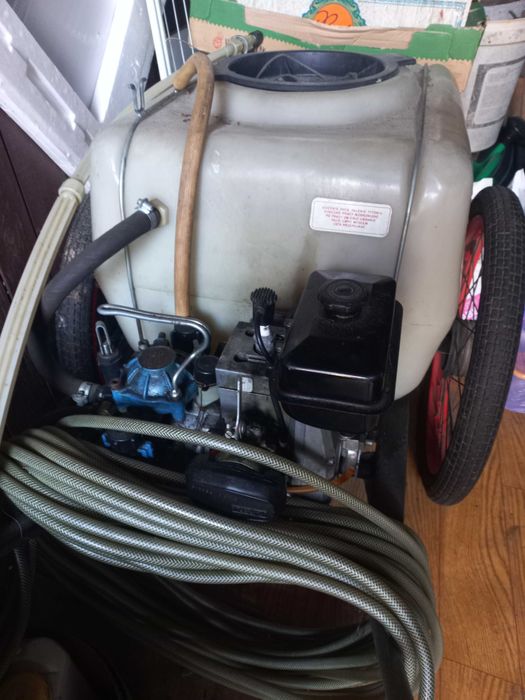 Opryskiwacz spalinowy