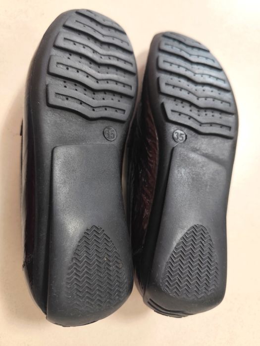 Mocassins em pele genuína marca Lihva (T. 35)