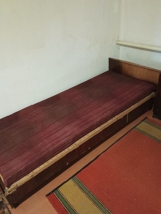 Кровать односпальная. Диван.