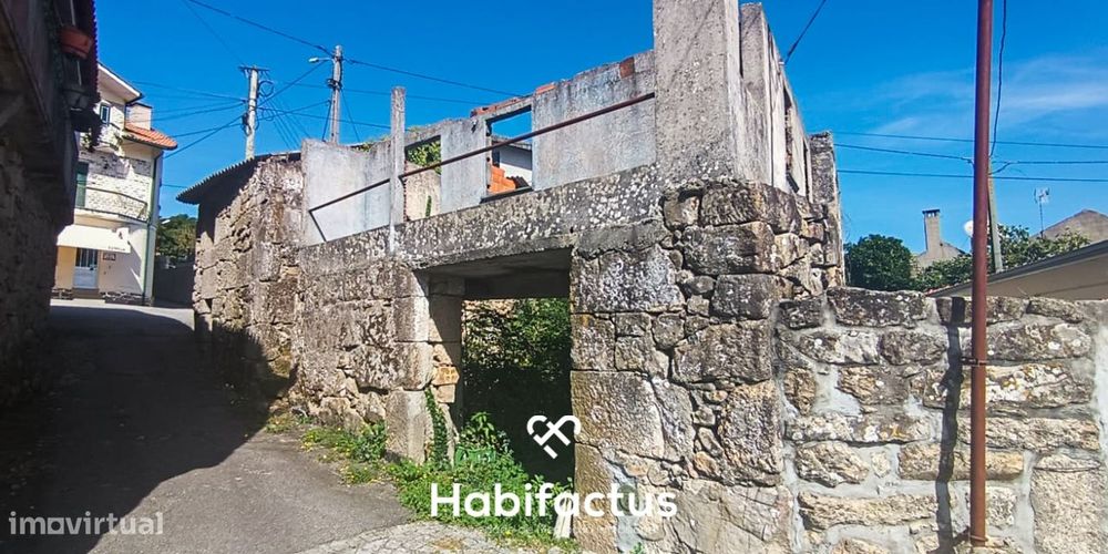 Moradia com projeto para reconstrução.