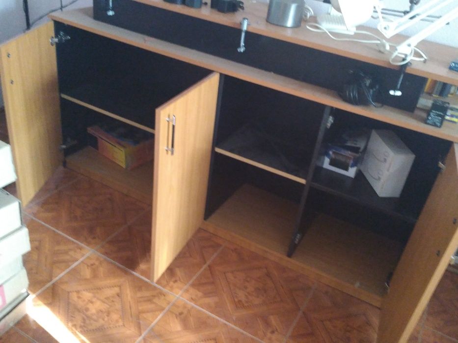 Стол специальный демонстрационный с надстройкой.Срочно.