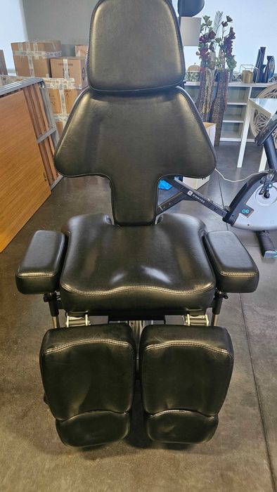 Poltrona profissional de tatuador e acessórios