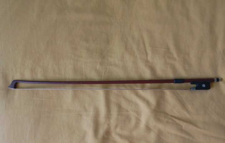 Vendo violoncelo tamanho 1/2, em bom estado geral, com alguns sinais normais de utilização, mais arco, capa protetora da Rapsody e fita.