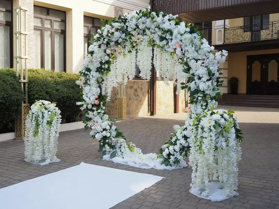 Цветочная гирлянда, арка,президиум ,фотозона ,декор фасада