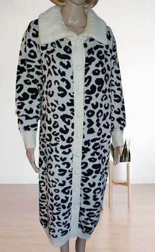 Swetrowy płaszcz z futerkowym kołnierzem