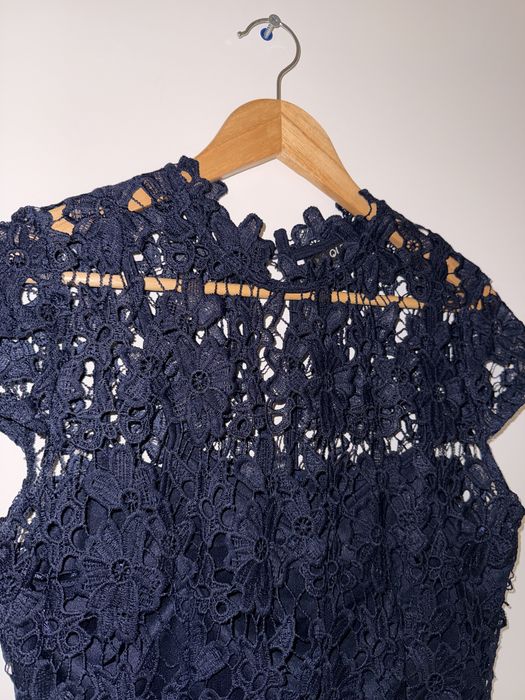 Granatowa sukienka koronkowa elegancka