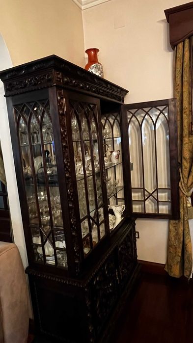 Móvel Vitrine de Sala Clássico com Portas de Vidro