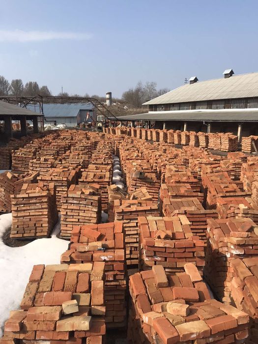 Цегла прямі поставки вигрузка маніпуляторами.