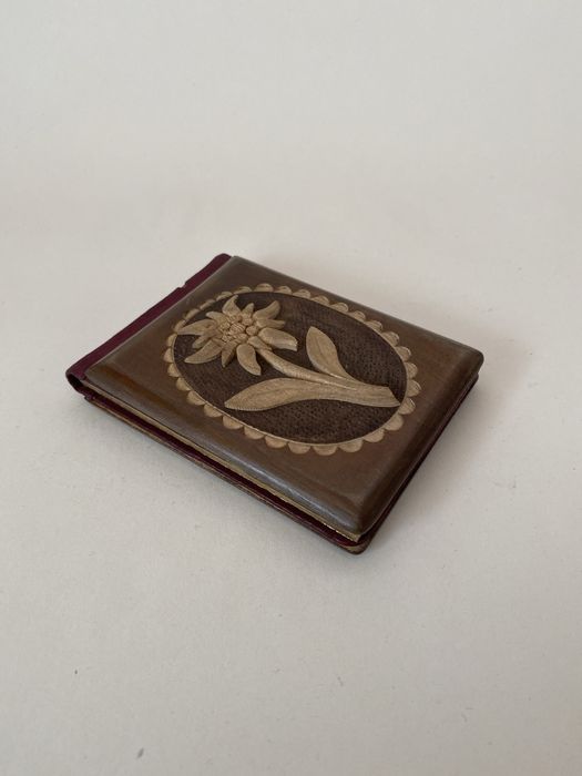 Przedwojenny pamiętnik w drewnianej oprawie