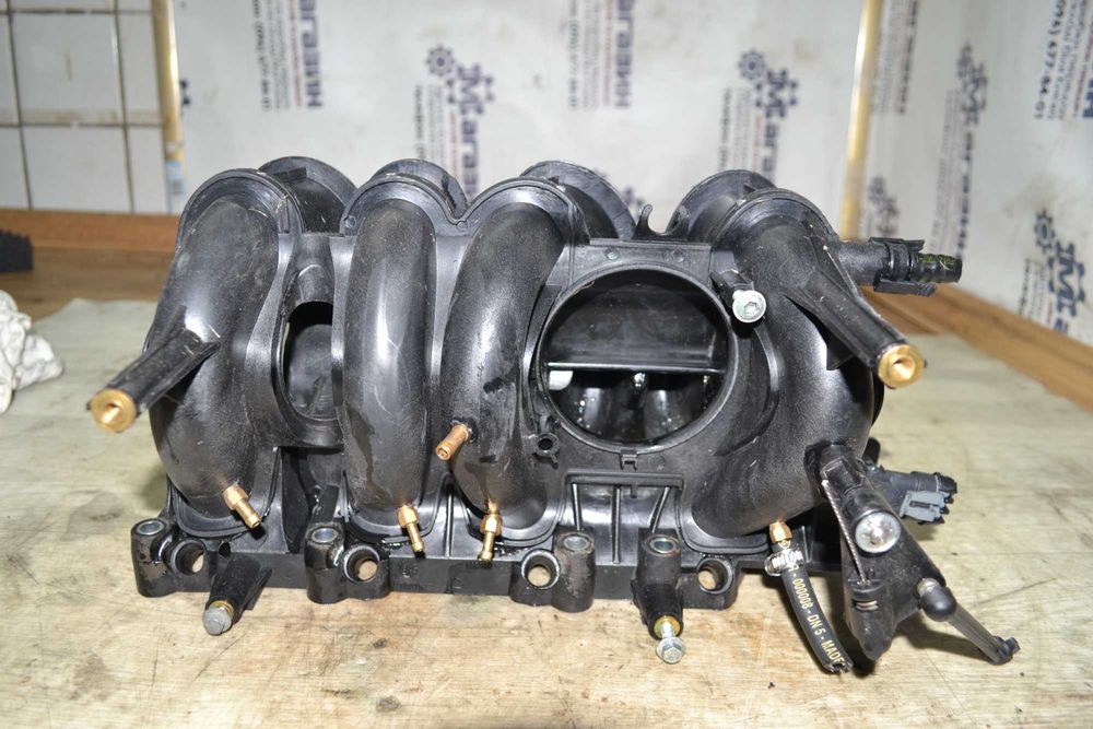 Б/у колектор впускний Renault Logan Kangoo Clio Megane 1.4 бензин 7700273860 2004 по 2013 рік