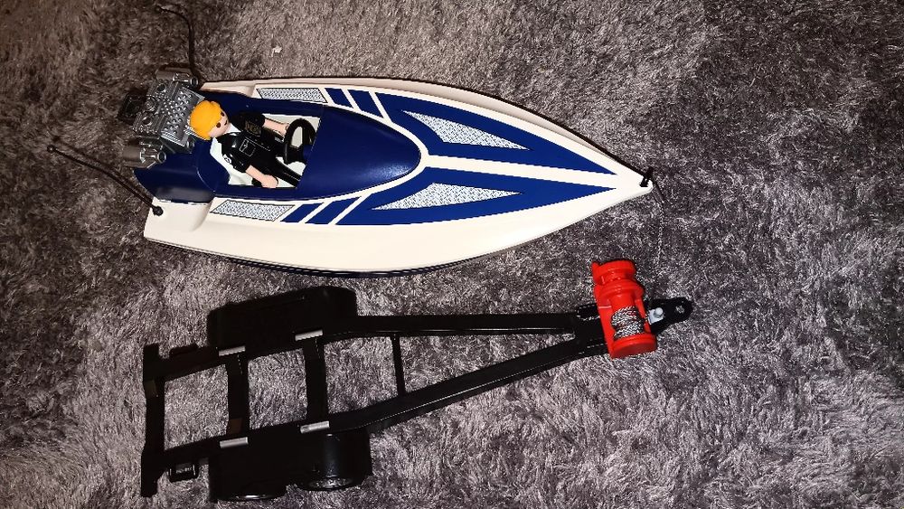 Barco da polícia da Playmobil em ótimo estado. Com o boneco da figura