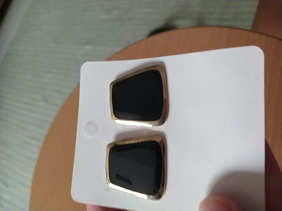 Brincos quadrados dourados e pretos NOVOS