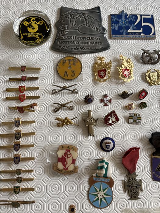 Medalhas crachas pins alfinetes