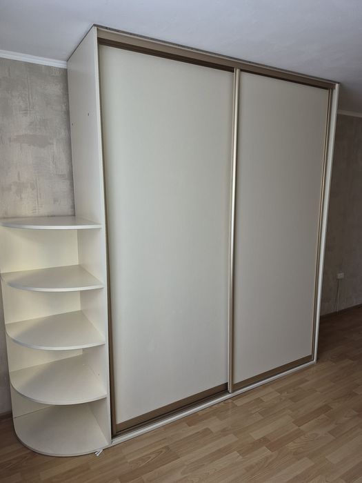 Шкаф купе білого кольору