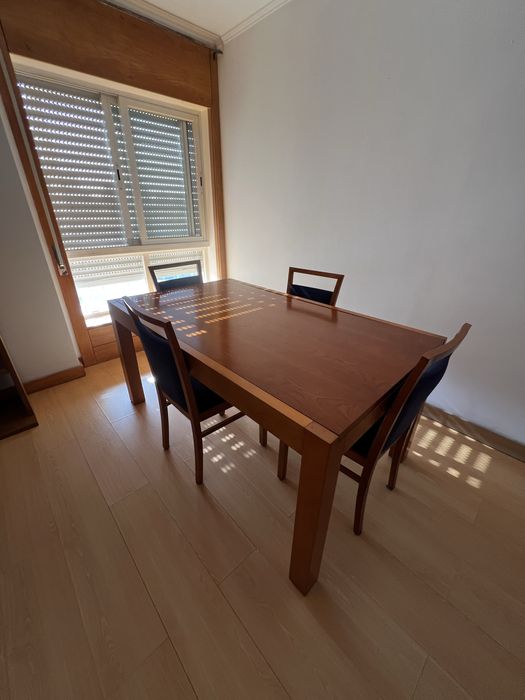 Mesa de jantar extensivel com 4 cadeiras
