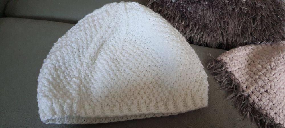 2 czapki hand made bawełna, włoczka włochate igiełki i białą. Rękodzie