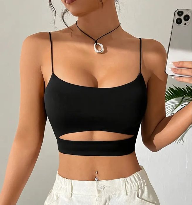 Короткий топ з вирізом