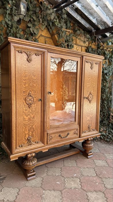 Шкаф витрина, деревянная резная мебель из Европы