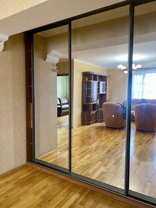 Простора  3 кім. квартира біля війского інст. на Богуніі