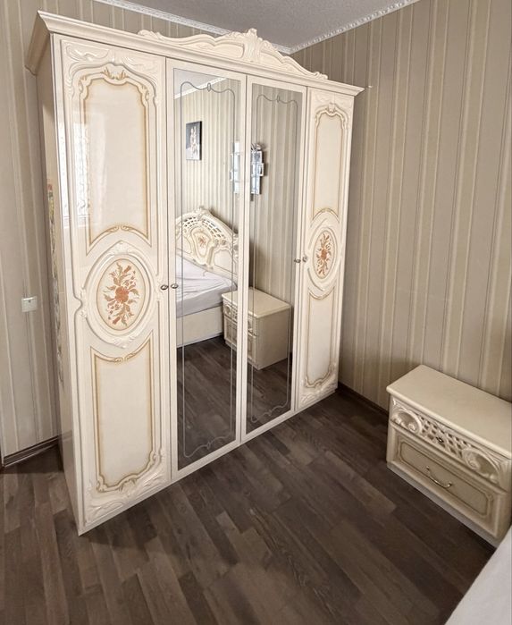 Спальня в сборе,матрас ,двухспальная кровать ,шкаф,тумба