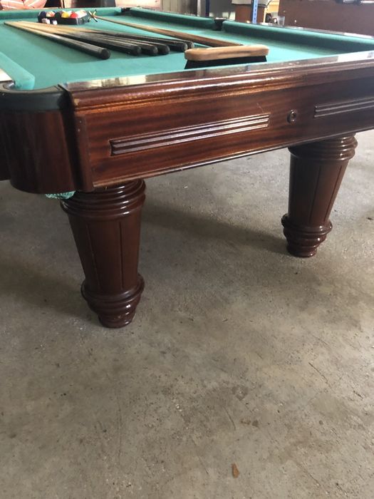 Mesa de snooker com acessórios