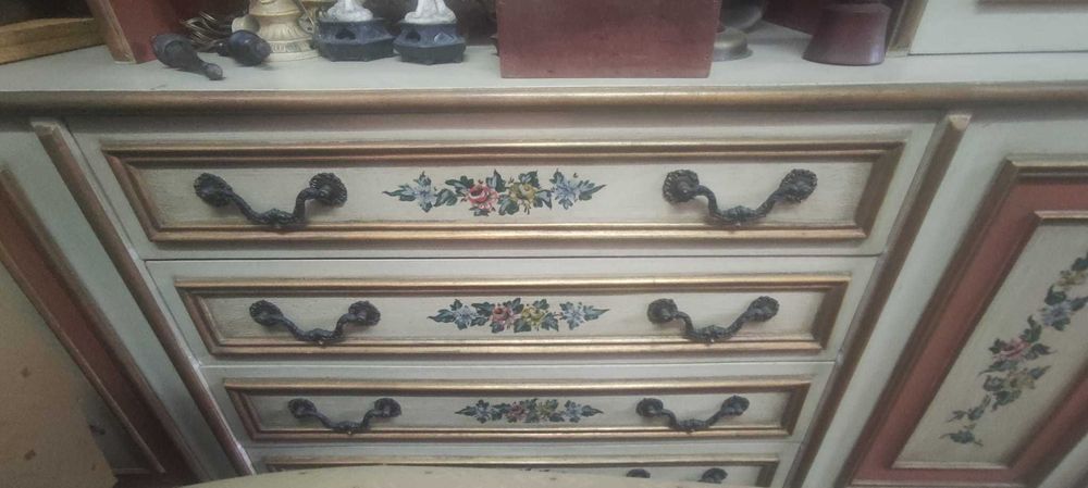 Móvel de sala vintage com pinturas manuais