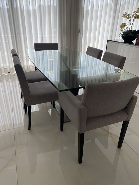 Conjunto de sala: mesa de vidro, 4 cadeiras e 2 poltronas