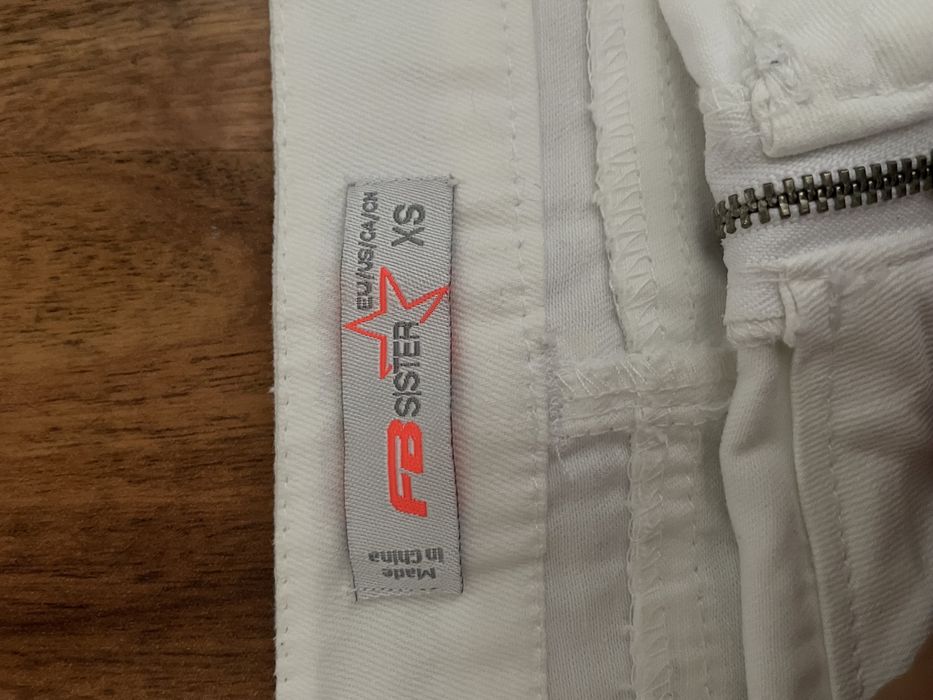 Białe szorty z wysokim stanem