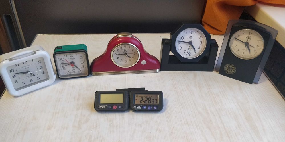 Часы - будильник . б/у
