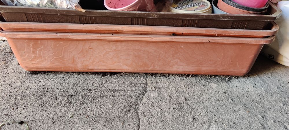 Sprzedam doniczki plastikowe 2szt długość 60cm.