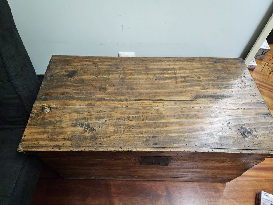 Baús grandes antigos em madeira maciça restaurados