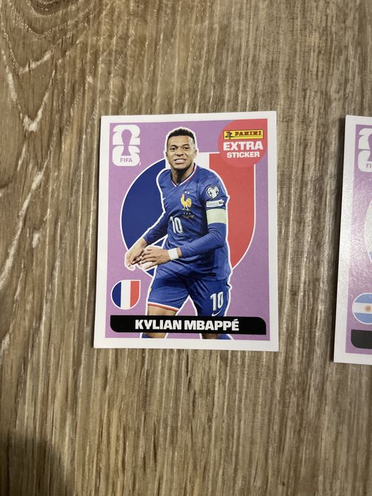 Cromo extra sticker mundial 2026 do Mbappé e do Messi