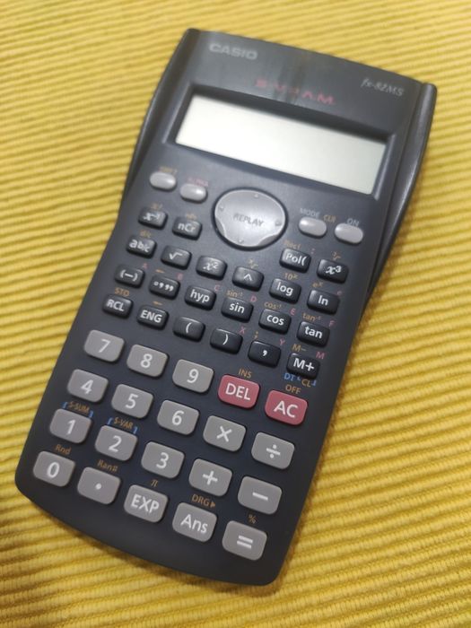 Calculadora Científica Casio FX-82MS