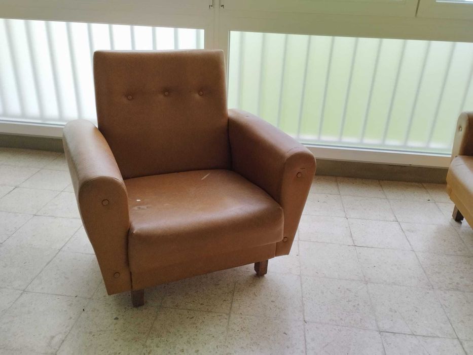 Poltronas individuais estofadas em couro sintético vintage