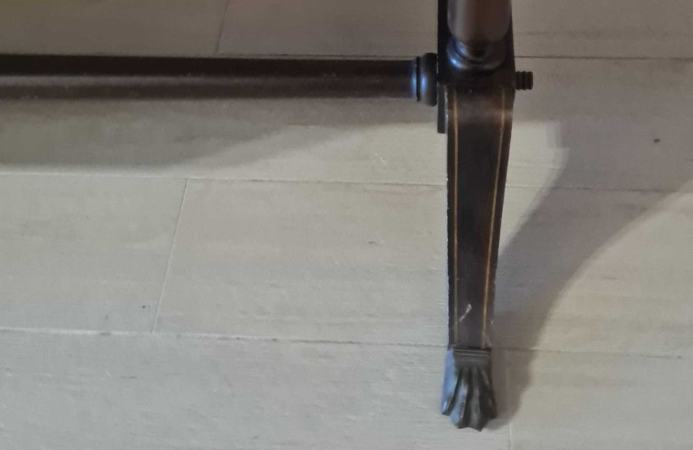 Secretária Antiga em Madeira Maciça – Funcional e em Excelente Estado