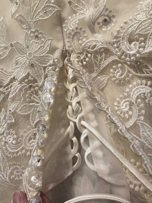 Suknia ślubna z trenem i welonem