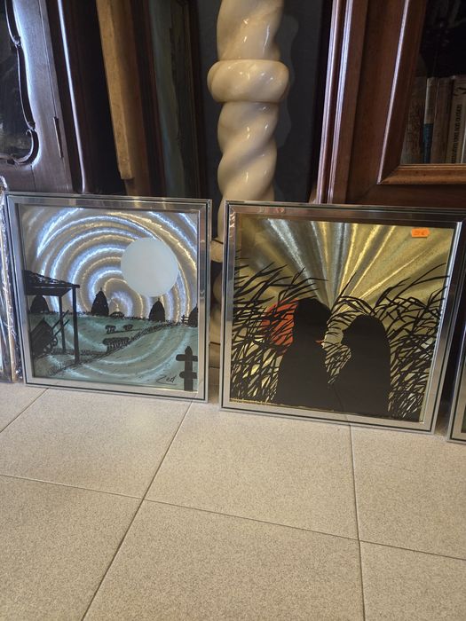 Varios quadros em folha metalica reluzente
