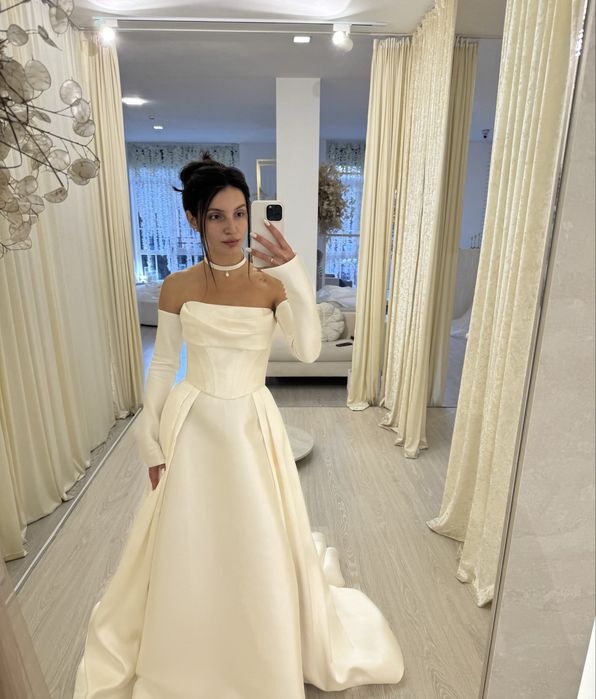 Весільна сукня корсетна зі шлейфом