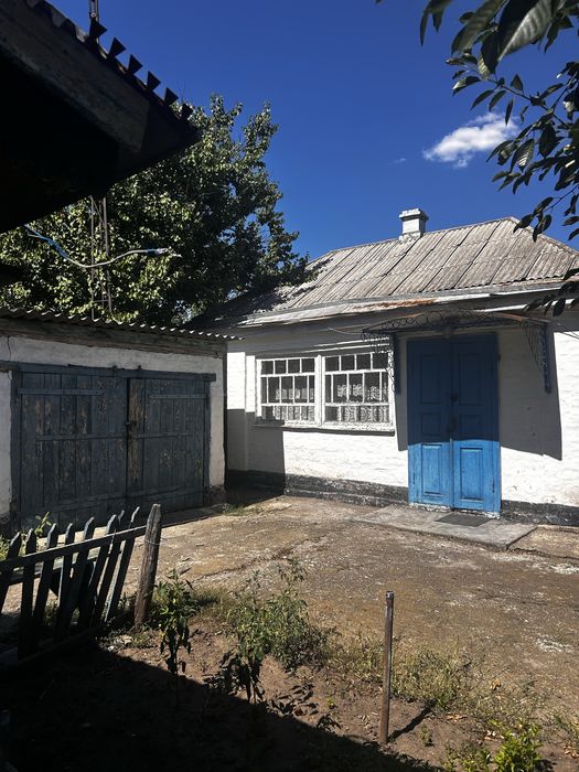 Продаєця будинок в центрі села Новоархангельськ.