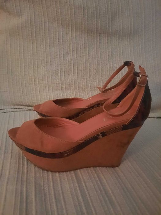 Sapato alto de senhora