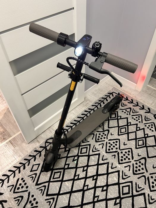 електросамокат Xiaomi Mi Electric Scooter Essential