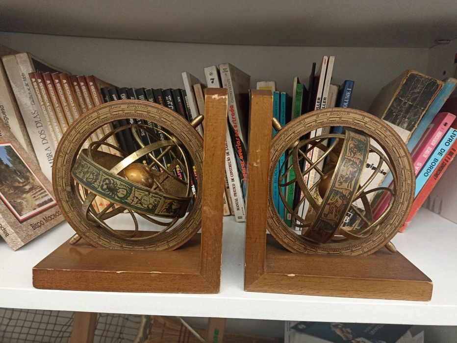 Suporte de livros com esferas armilares circulatórias.