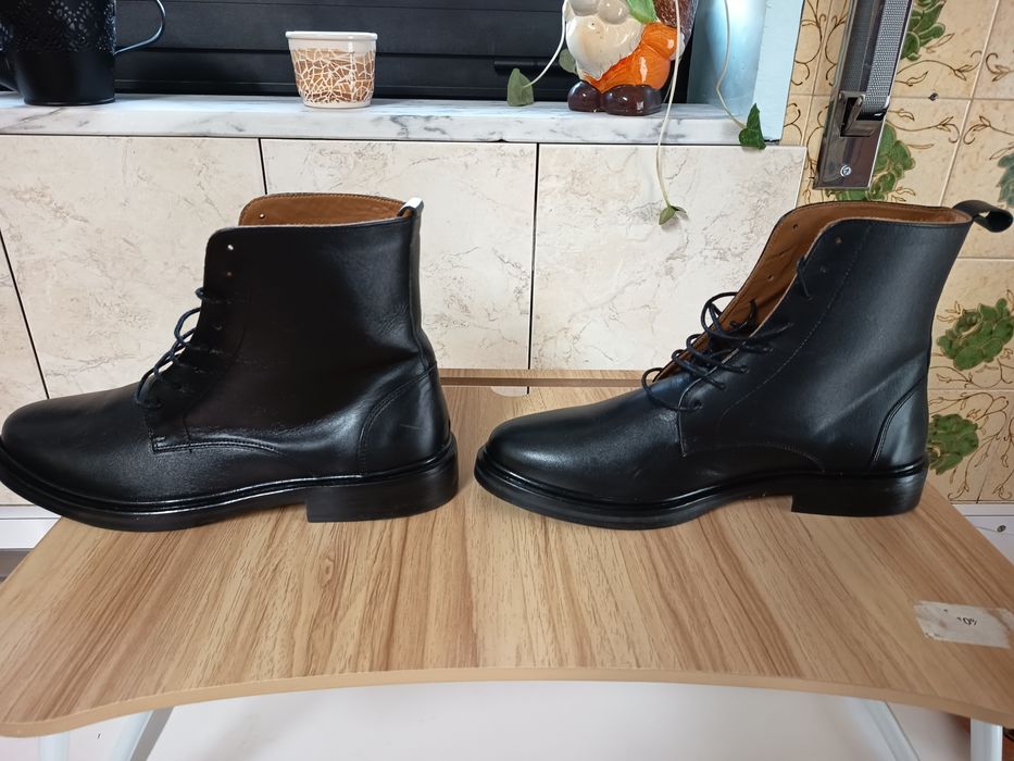 Botas em pele da marca M.Moustache