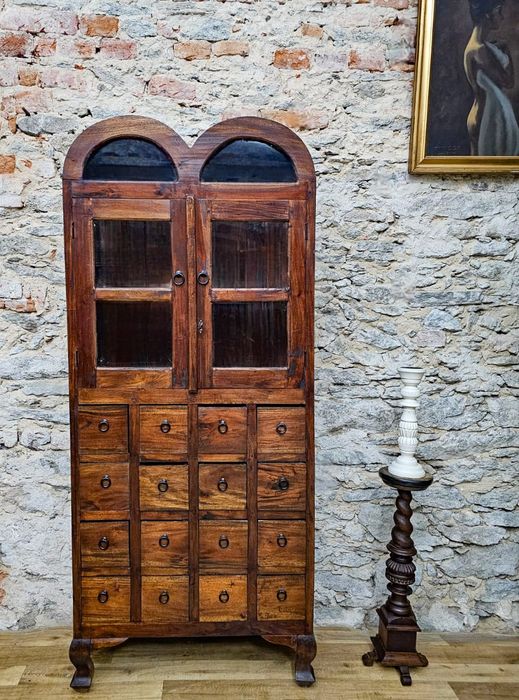 Witryna kolonialna, lite drewno. Z szufladami.