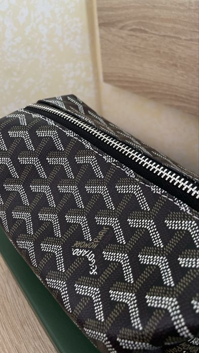 Necessaire de viagem com monograma em preto e cinzento