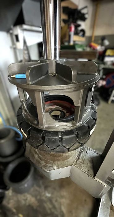 Wymiana opon do wózka widłowego pełne pierścieniowe bezdętkowe pełnych