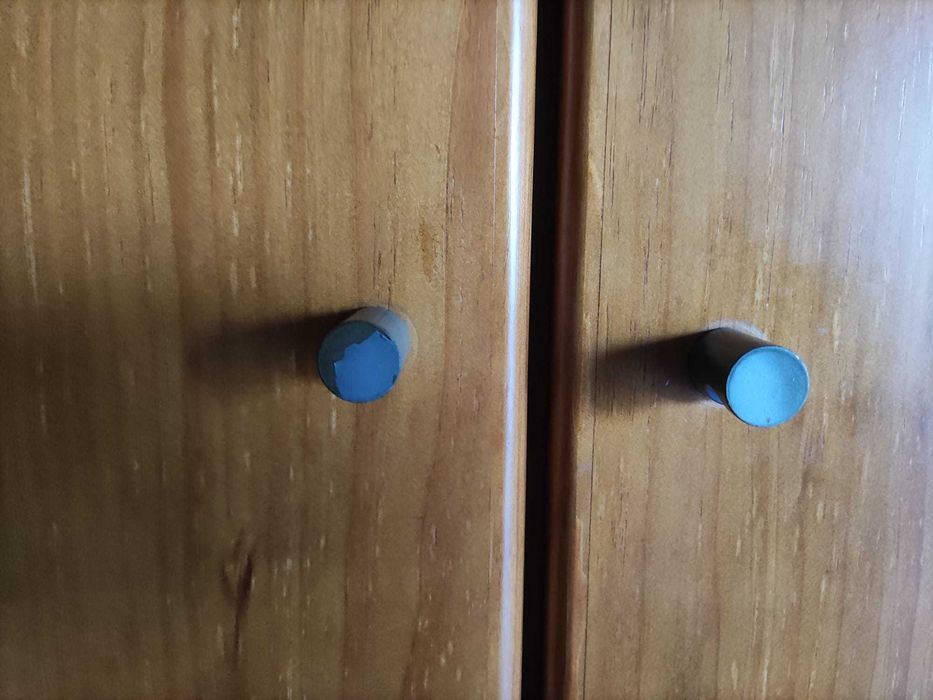 Guarda-roupa como novo em madeira maciça