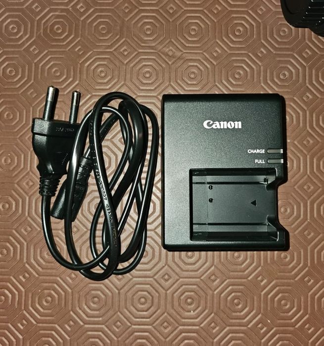 Câmara CANON EOS 2000D + Objectiva EF-S 18/55mm f/3.5 - 5.6 ll + saco