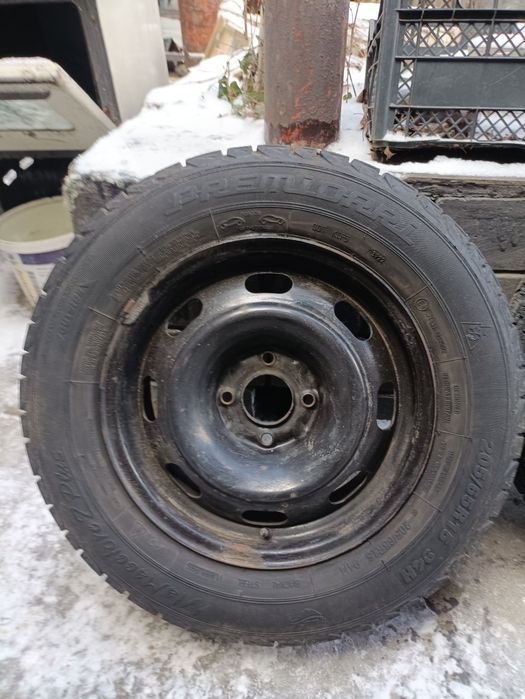 Продам резину R15-205/65 с дисками